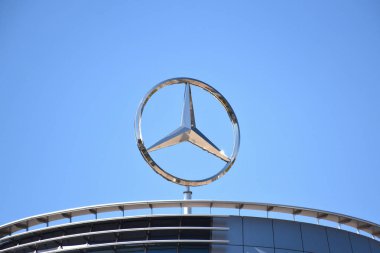 Mercedes-Benz üç köşeli yıldız logosu