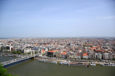 Tuna 'lı Pest' in Skyline şehir manzarası, Elisabeth Köprüsü, İç Şehir Kilise, Kutsal Bakire Meryem Kilisesi, Kutsal Bakire Meryem 'in İç Şehir Kilisesi