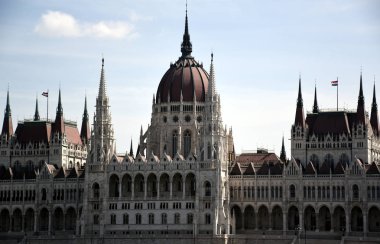 Budapeşte, Macaristan 04.24.2019: Budapeşte 'deki muhteşem Macaristan Parlamentosu' nun resmi