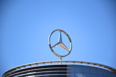 Mercedes-Benz üç köşeli yıldız logosu