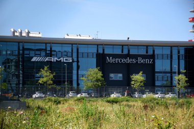 Milan, İtalya, 08.04.2019: Merbag merkez binası - Milano 'nun ilk Smart District' i olan Uptown 'da resmi Mercedes-Benz bayiliği