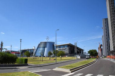 Milan, İtalya, 08.04.2019: Merbag merkez binası - Milano 'nun ilk Smart District' i olan Uptown 'da resmi Mercedes-Benz bayiliği