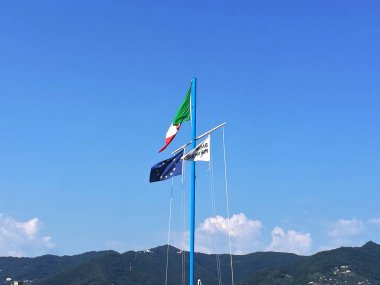 Santa Margherita, İtalya 06.30.2019: İtalyan Riviera Santa Margherita 'sında şehir manzarası ve plaj resimleri. Sakin bir empresyonist tablo gibi maddeleşir, mükemmel bir deniz kenarı gezintisidir.