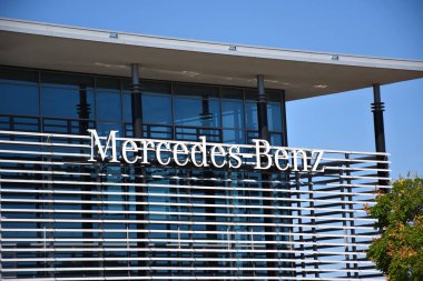 Milan, İtalya, 08.04.2019: Merbag 'in genel merkez binasının Mercedes Benz Logosu - Milano' nun ilk akıllı bölgesi olan Yukarı Milano 'daki resmi Mercedes-Benz bayiliği