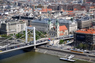 Budapeşte, Macaristan, 04.24.2019: Tuna ile Pest 'in Skyline şehir manzarası, Elisabeth Köprüsü, İç Şehir Kilise, Kutsal Bakire Meryem Kilisesi, Kutsal Bakire Meryem' in İç Şehir Kilisesi