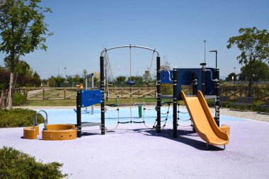 Milan, İtalya, 08.04.2019: Büyüleyici, güzel ve yeni Uptown Milan 'daki büyük parklarda çocuklar için oyun alanları. Milan 'ın ilk Smart District' i.