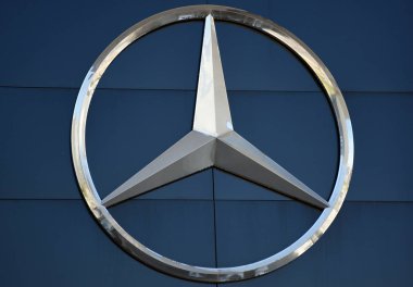 Mercedes-Benz üç köşeli yıldız logosu