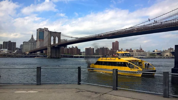 ニューヨーク アメリカ08 2018 水上タクシーがダンボ Bbp Pier 1を東川に残し ブルックリン橋とマンハッタンを背景に — ストック写真