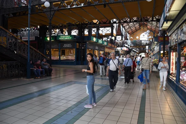 Budapeşte, Macaristan 04.26.2019: Budapeşte 'deki Büyük Pazar Salonu 1897 yılında inşa edildi ve tüm Budapeşte pazarlarının en güzel ve en büyüğü.