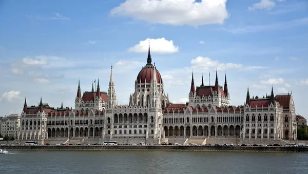 Budapeşte, Macaristan 04.24.2019: Budapeşte 'deki muhteşem Macaristan Parlamentosu' nun resmi