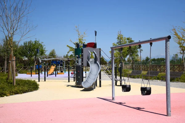 Milan, İtalya, 08.04.2019: Büyüleyici, güzel ve yeni Uptown Milan 'daki büyük parklarda çocuklar için oyun alanları. Milan 'ın ilk Smart District' i.