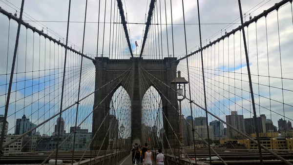 El puente de Brooklyn y sus alrededores —  Fotos de Stock