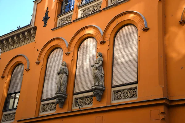 Budapest Ungern 2019 Religiösa Kvinnliga Statyer Orange Fasad Med Tre — Stockfoto