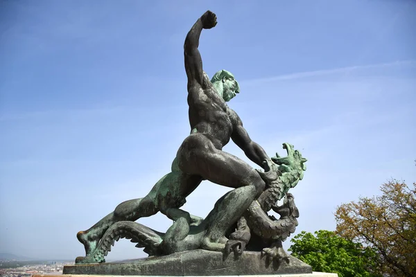 Die Bronzene Drachentötende Rechte Figur Rechts Neben Der Freiheitsstatue Der — Stockfoto