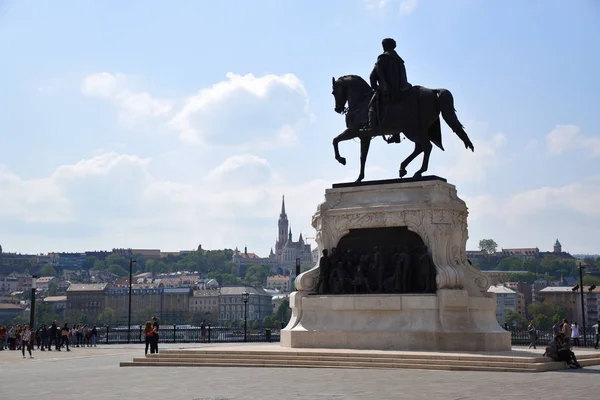 布达佩斯Kossuth广场的一座坐骑上的Gyula Andrassy伯爵雕像 背景是Matthias教堂 — 图库照片