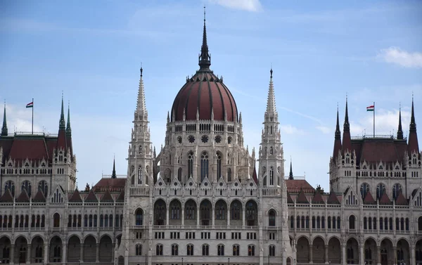 Budapeşte, Macaristan 04.24.2019: Budapeşte 'deki muhteşem Macaristan Parlamentosu' nun resmi
