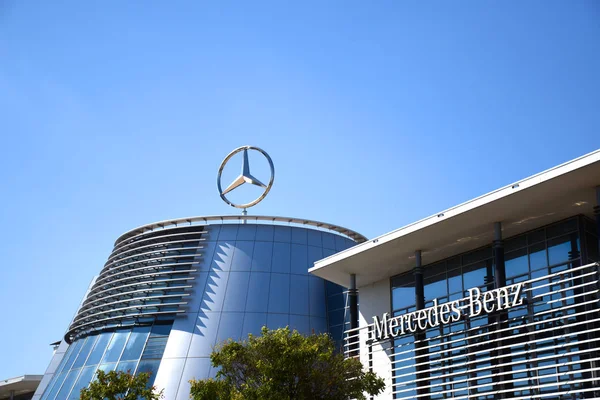 Milan, İtalya, 08.04.2019: Merbag merkez binası - Milano 'nun ilk Smart District' i olan Uptown 'da resmi Mercedes-Benz bayiliği