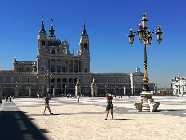Madryt Hiszpania 2017 Ogromny Zamknięty Plac Pięknych Budynkach Pałacu Królewskiego — Zdjęcie stockowe