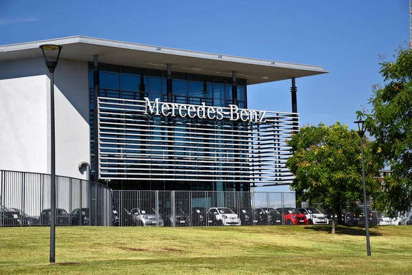 意大利米兰 2019年4月8日 位于米兰第一智能区米兰上城Merbag总部建筑群的奔驰标志 Mercedes Benz Logo — 图库照片