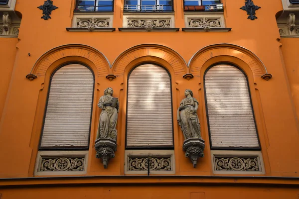 Budapest Ungern 2019 Religiösa Kvinnliga Statyer Orange Fasad Med Tre — Stockfoto