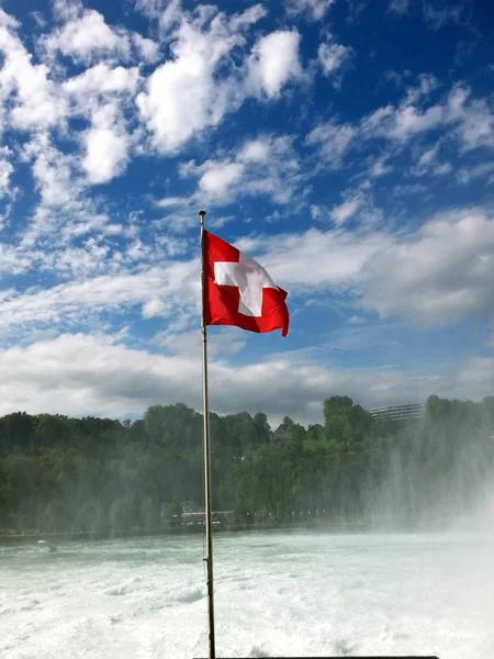 Laufen Uhwiesen Swiss 2018 Pemandangan Bendera Swiss Dengan Air Terjun — Stok Foto
