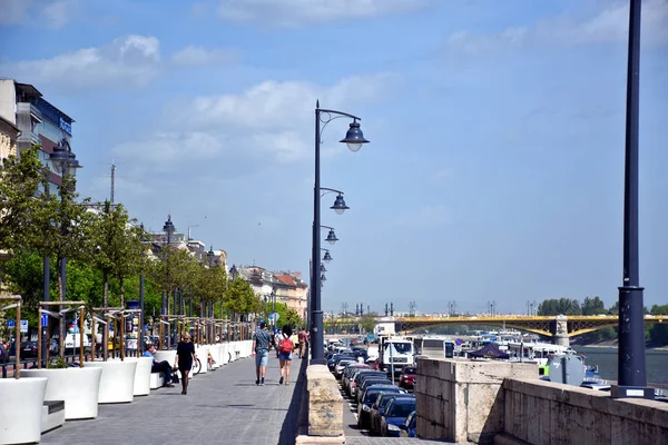 Budapeşte, Macaristan, 04.24.2019: Arka planda Margaret Köprüsü ile Tuna Güvertesi 'nde güneşli ve aydınlık bir gün
