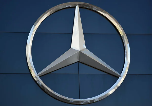 Mercedes-Benz trzypunktowe logo gwiazdy — Zdjęcie stockowe