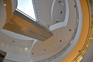 Bangkok, Tayland 08.23.2019: Bangkok 'un filizlenen sanat sahnesinin merkezi olan modern ve sıra dışı Bangkok Sanat ve Kültür Merkezi veya Bacc' ın güzel ve büyüleyici iç mekanı