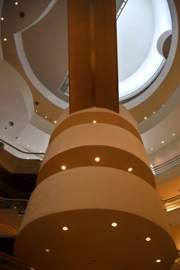 Bangkok, Tayland 08.23.2019: Bangkok 'un filizlenen sanat sahnesinin merkezi olan modern ve sıra dışı Bangkok Sanat ve Kültür Merkezi veya Bacc' ın güzel ve büyüleyici iç mekanı