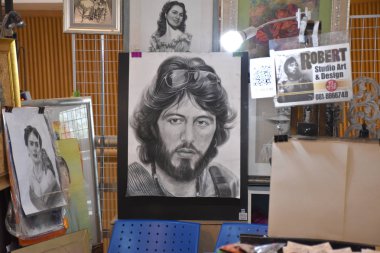 Çağdaş sanat merkezinde gerçekçi portreler, tablolar, Bangkok Sanat ve Kültür Merkezi veya Bangkok Bacc