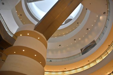 Bangkok, Tayland 08.23.2019: Bangkok 'un filizlenen sanat sahnesinin merkezi olan modern ve sıra dışı Bangkok Sanat ve Kültür Merkezi veya Bacc' ın güzel ve büyüleyici iç mekanı