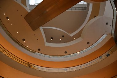 Bangkok, Tayland 08.23.2019: Bangkok 'un filizlenen sanat sahnesinin merkezi olan modern ve sıra dışı Bangkok Sanat ve Kültür Merkezi veya Bacc' ın güzel ve büyüleyici iç mekanı