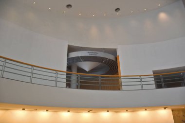 Bangkok, Tayland 08.23.2019: Bangkok 'un filizlenen sanat sahnesinin merkezi olan modern ve sıra dışı Bangkok Sanat ve Kültür Merkezi veya Bacc' ın güzel ve büyüleyici iç mekanı