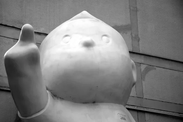 Bangkok Tailândia 2019 Uma Estátua Gigante Menino Cor Branca Aponta — Fotografia de Stock