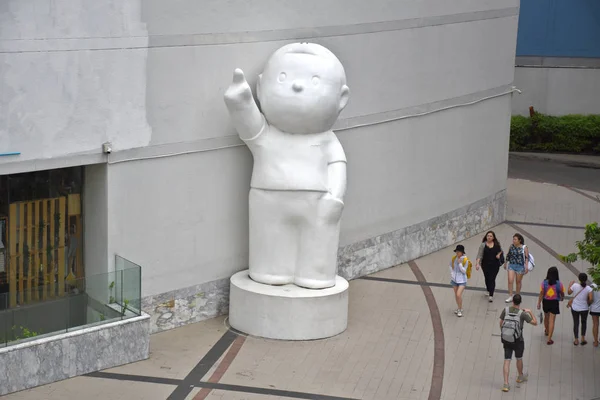 Bangkok Tailândia 2019 Uma Estátua Gigante Menino Cor Branca Aponta — Fotografia de Stock