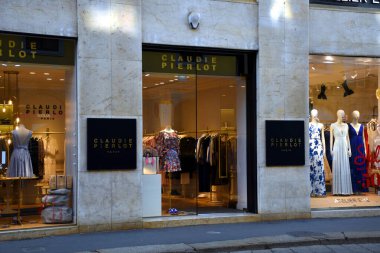 Milan, İtalya - 07.06.2019: Claudie Pierlot mağaza vitrini ve Via Alessandro Manzoni 'ye giriş