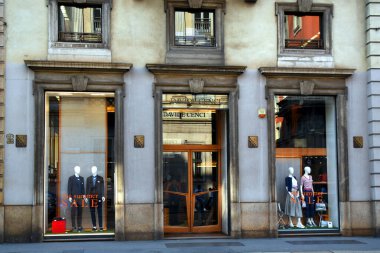 Milan, İtalya - 07.06.2019: Davide Cenci moda mağazası vitrini ve Via Alessandro Manzoni 'ye giriş. 