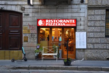 Milan, İtalya, 08.04.2019: Giriş, ünlü, geleneksel İtalyan Restoranı ve Pizzeria Luna Rossa 'nın (Kızıl Ay) küçük beyaz bank ile yapılmıştır. Pizzaların yapıldığı odun tarlasıyla ünlüdür.