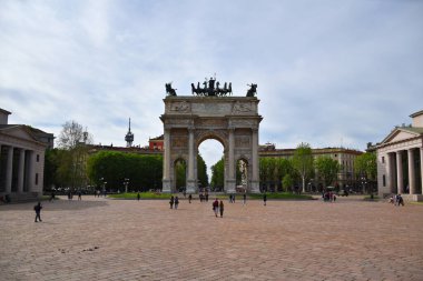 Milano, İtalya, 20.07.2019: Sempione Limanı, Sempione Kapısı, Sempione Meydanı, Piazza Sempione şehir kapısı, Arco della Pace, Barış Kemeri adlı tarihi bir kemerle işaretlenmiştir.