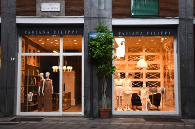 Milan, İtalya 06.07.2019: Fabiana Filippi Mağazası Via della Spiga 'da mağaza önü ve girişi. 
