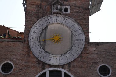 Venedik, İtalya, 04.19.2019: San Giacomo di Rialto kilisesinde 24 saate bölünmüş antik bir saat, Rialto Köprüsü 'nün yanındaki St. James meydanında, Ponte di Rialto
