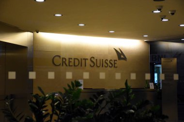 Milan, İtalya, 08.04.2019: İsviçre Kredi Suisse Bankacılık Grubu 'nun logosu, gece boyunca Santa Margherita Caddesi' ndeki Milan 'ın finans bölgesinde (Credit Suisse İtalya)