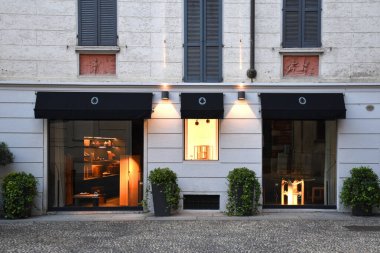 Milan, İtalya, 08.04.2019: Brera Sanat Bölgesi 'ndeki Bottega Ghianda' nın girişi, el işçiliği için gerçek bir referans.