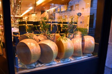 Milan, İtalya - 6 Temmuz 2019: Dünyanın en ünlü İtalyan Peck restoranı ve gurme restoranı ve Spadari Caddesi 'ndeki yüksek kaliteli gıda ve şarap endüstrisine referans noktası