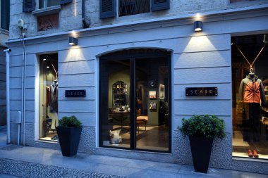 Milan, İtalya, 08.04.2019: Market önü, Sease 'nin girişi (okyanus gibi deniz, rahatlama ve özgürlük peşinde koşma gibi gevşeklik) romantik, sanatçı mahallesi Brera Sanat Bölgesi' nde