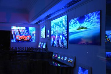 Milan, İtalya, 08.04.2019: Brera Sanat Bölgesi 'ndeki Massimo Meda Sanat Galerisi' nde sersemletici, güzel ve floresan sanat eserleri.