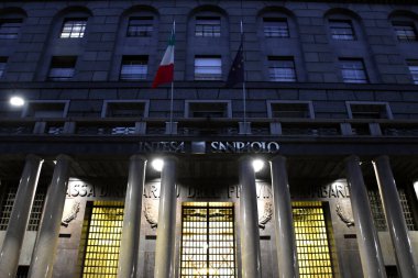 Milan, İtalya, 08.04.2019: Milano şehir merkezindeki Intesa Sanpaolo Bank 'ın Verdi sokak şubesinin cephesi ve girişi