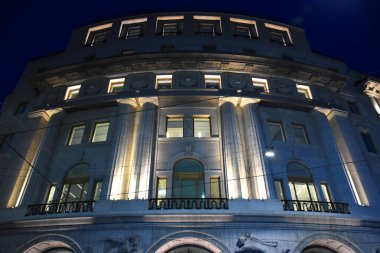 Milan, İtalya, 08.04.2019: Santa Margherita Caddesi 'ndeki Bnl (Banca Nazionale del Lavoro S.p.A.) Banca Nazionale del Lavoro Grubu' nun yenilenmiş, aydınlatılmış, büyüleyici binası.