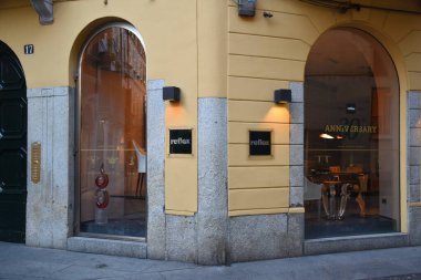 Milan, İtalya, 08.04.2019: Depo önü, İtalyan Reflex Showroom Milano 'nun romantik, sanatçı mahallesi Brera Sanat Bölgesi' ne girişi. Marka cam ürünleriyle ünlüdür.