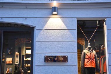 Milan, İtalya, 08.04.2019: Market önü, Sease 'nin girişi (okyanus gibi deniz, rahatlama ve özgürlük peşinde koşma gibi gevşeklik) romantik, sanatçı mahallesi Brera Sanat Bölgesi' nde